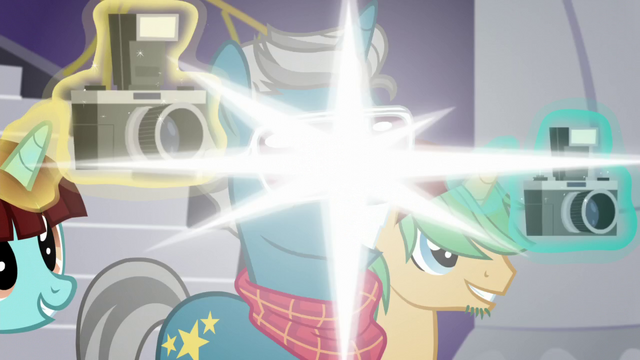 File:Camera flash S5E14.png