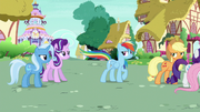 S06E25 Rainbow podmieniec macha ogonem na Starlight i Trixie.png