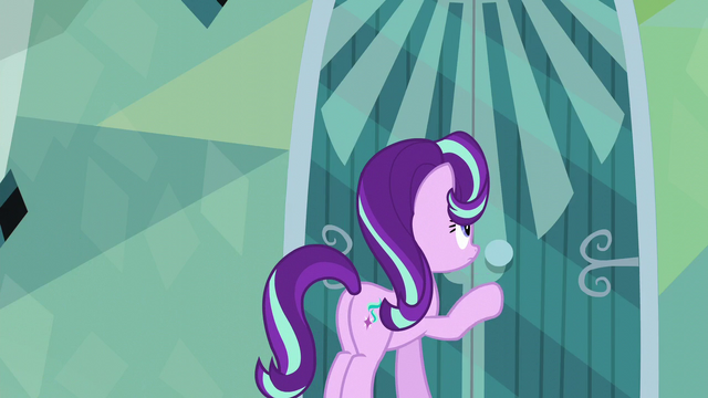 File:Starlight knocks on Sunburst's door again S6E1.png