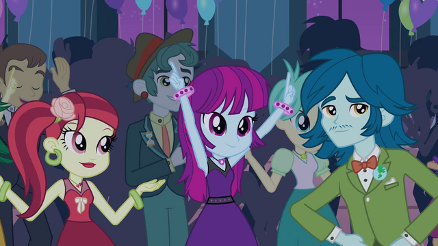 File:Canterlot High students in the gym EG2.png