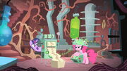 Twilight tenta registrar as previsões de Pinkie T1E15