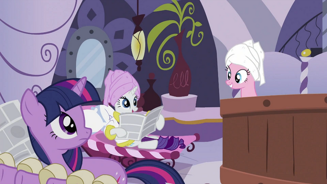 File:Pinkie Pie in the tub S2E23.png