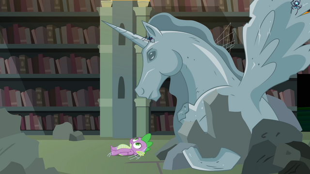 File:Spike sees an alicorn horse statue S4E03.png