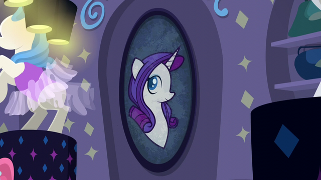 File:Rarity's portrait on the wall S6E9.png