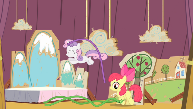 File:Sweetie Belle hopping S4E05.png