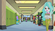 Twilight y Spike mirando dentro de Canterlot High School.png