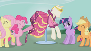 As pôneis apresentando o vesido para Rarity T1E14.png