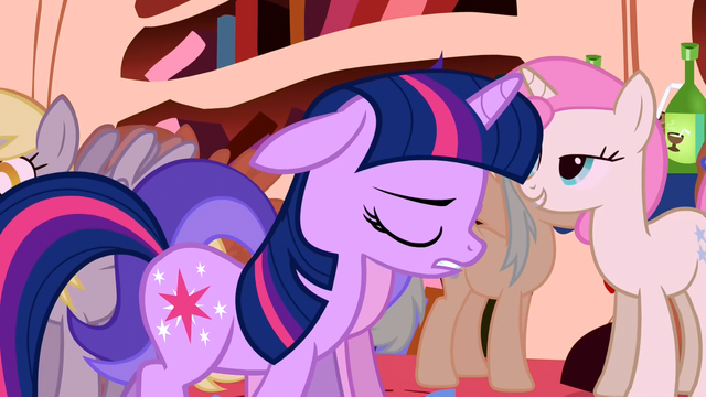 File:Twilight is tired S1E1.png