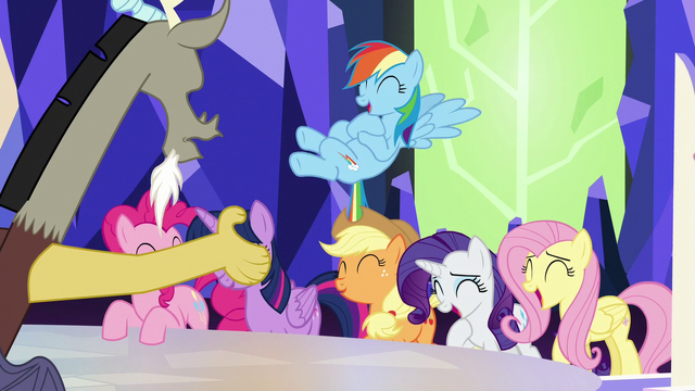 File:Discord trying to get the ponies' attention S5E22.png