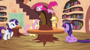 S04E18 Pinkie skacze po bibliotece.png