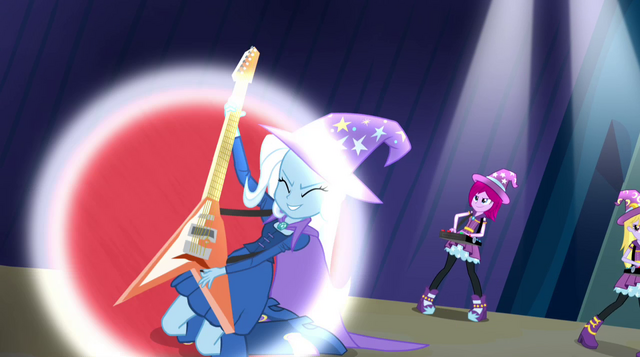 File:Trixie and the Illusions performing (new version) EG2.png