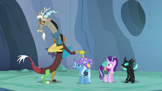 File:Discord poking Trixie on the hat S6E26.png