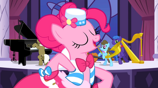 S01E26 Pinkie w trakcie śpiewania swojej piosenki