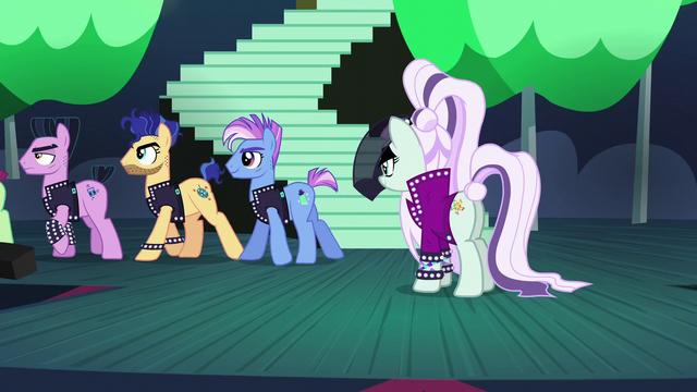 File:Coloratura looking at her backup dancers walking to backstage S5E24.png