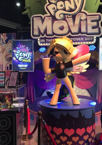 File:Songbird Serenade SDCC statue.jpg