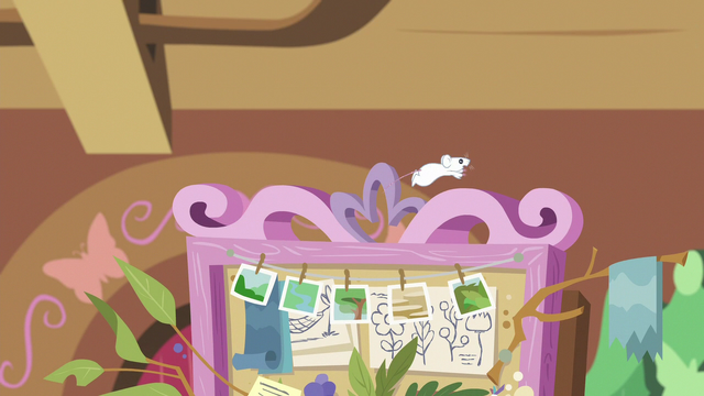 File:Mouse scurrying on top of dream board S7E5.png