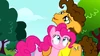 S04E12 Cheese przytula Pinkie Pie.png