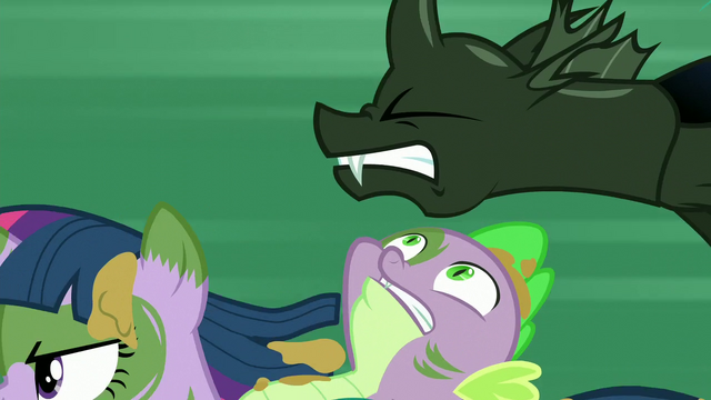 File:Spike avoids the changeling's bite S5E26.png