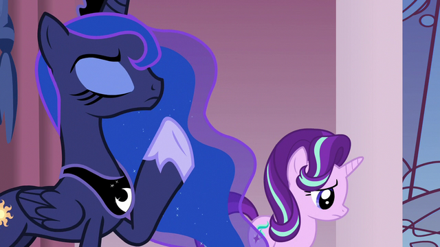 File:Luna gestures for guards and servants to silence S7E10.png