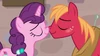 S07E08 Sugar Belle i Big Mac stykają się nosami.png