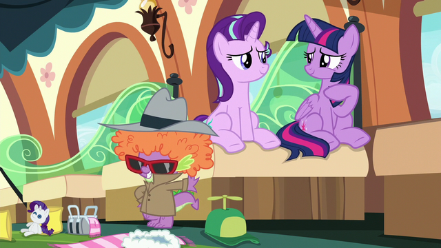 File:Twilight and Starlight amused by Spike S6E16.png