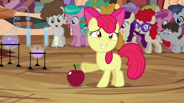 File:Apple Bloom presenting apple and potion set S4E15.png