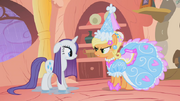 S01E08 Applejack w finezyjnym stroju.png