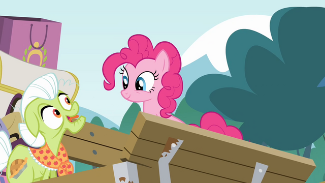File:Granny Smith singing towards Pinkie Pie S4E09.png