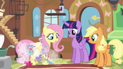 Breezies segurando Fluttershy T4E16