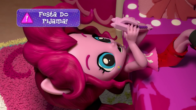 File:Pinkie Pie receives a text (version 2, Portuguese) EGM1.png