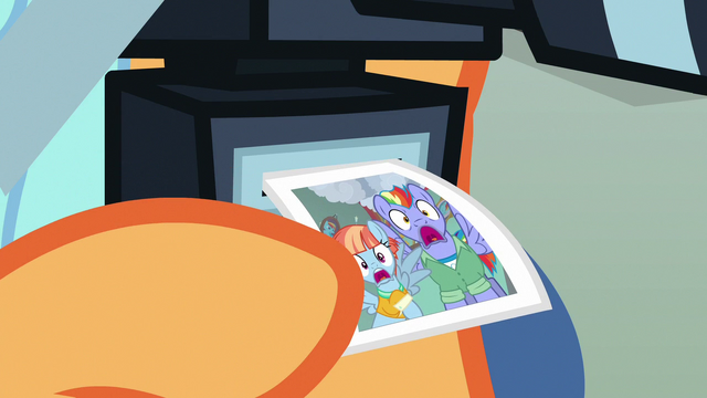 File:Scootaloo shows picture of shocked Bow and Windy S7E7.png