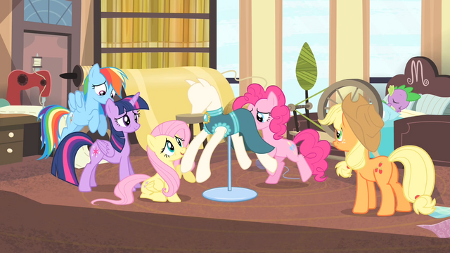 File:Rarity's friends around a dressed mannequin S4E08.png