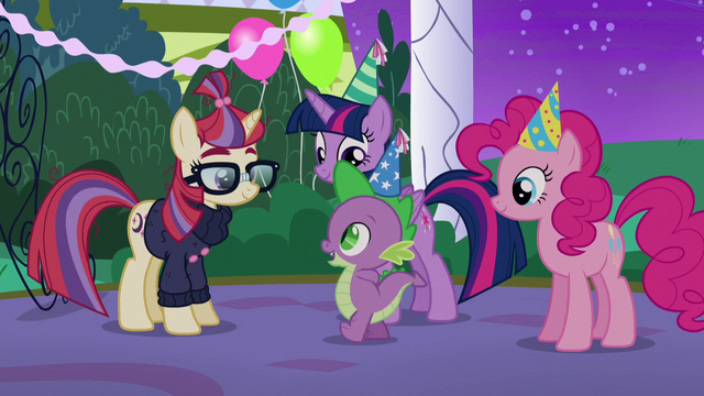 File:Spike approaching Moon Dancer S5E12.png