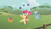 Apple Bloom tentando malabarismo T1E12.png
