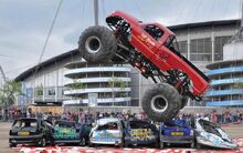 Monster-truck-crushing-cars