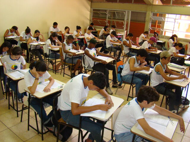 Arquivo:Escolas-sao-convidadas-a-estimular-os-alunos-a-participarem-do-proeb-2012.jpg