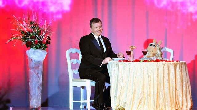 File:VerleihungDerGoldenenKamera-HapeKerkeling&MissPiggy-(2012-02-04)03.jpg