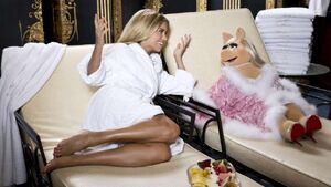 BILD-SylvieMeis-und-MissPiggy-relaxen-(2014)
