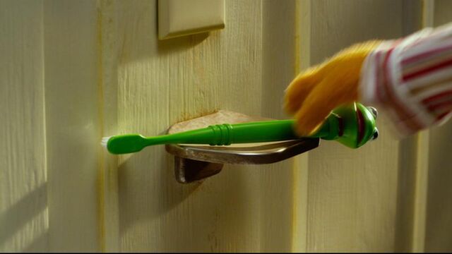 File:Pez kermit toothbrush.jpg