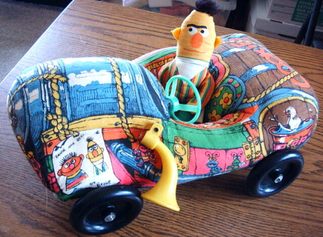 File:KnickerbockerErnieBertCar.jpg