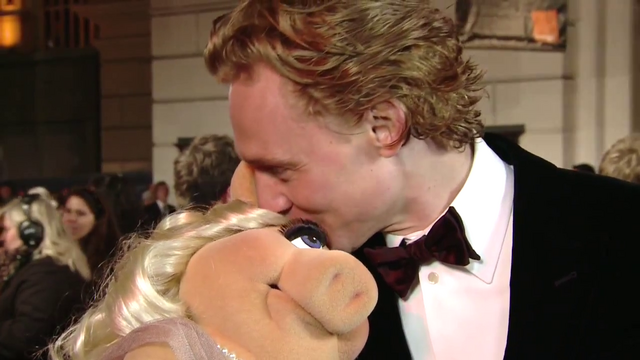 File:BAFTA-Awards-2012-Kiss-Piggy&TomHiddleston.png