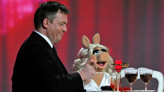 File:VerleihungDerGoldenenKamera-HapeKerkeling&MissPiggy-(2012-02-04)04.jpg