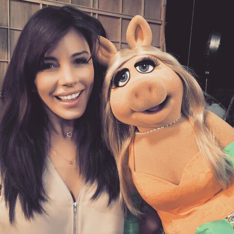 File:Krista Allen Miss Piggy.jpg