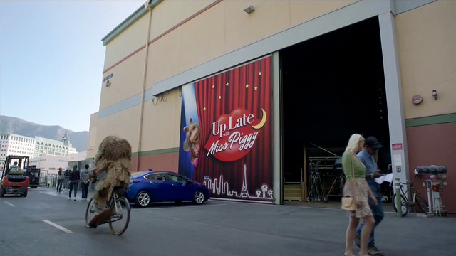 File:TheMuppets-S01E08-StudioOutside.png