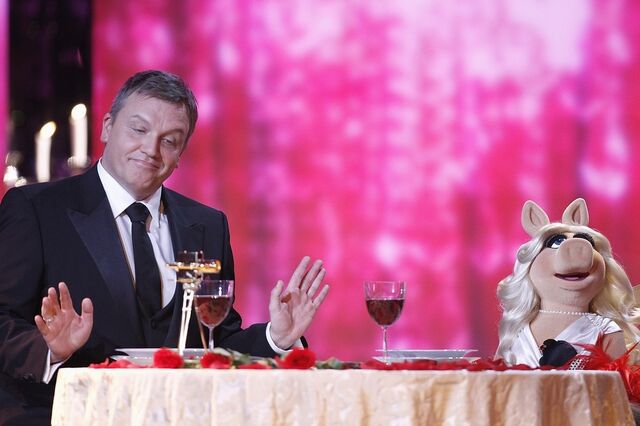 File:VerleihungDerGoldenenKamera-HapeKerkeling&MissPiggy-(2012-02-04)02.jpg