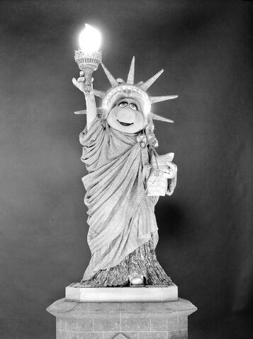File:Piggy liberty photoshoot.jpg
