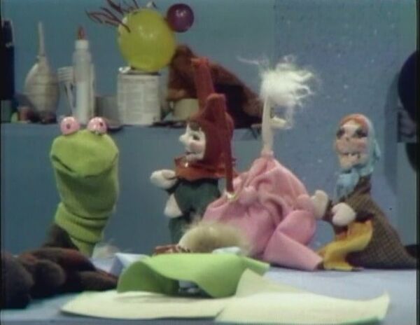File:MuppetPuppetPlays04.jpg