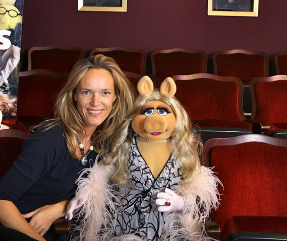 File:Piggyvoguefashioneditor.jpg