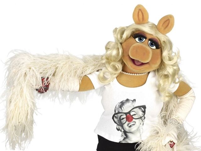 File:MissPiggy-RedNoseDayShirt-(2013).jpg