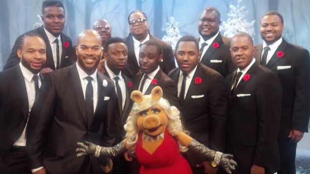 File:LadyGagaAndTheMuppetsHolidaySpectacular-YouthfulPraise&MissPiggy.jpg